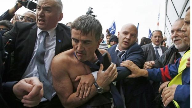 Air France shirtless bosses flee from angry protesters